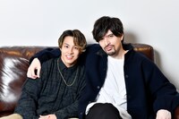 左からRIKU、城田優。