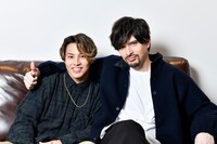 左からRIKU、城田優。