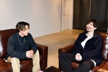 左からRIKU、城田優。