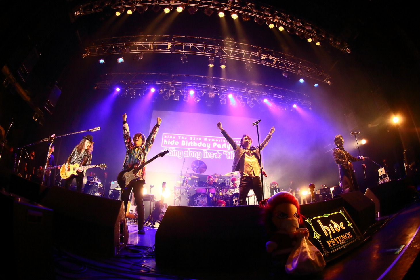 「hide Birthday Party 2020 Sing along live "Hi-Ho!"」の様子。（撮影：上野宏幸［nonfixcreative］）