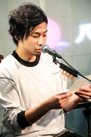 山田の母親からの手紙を読む吉田結威（G, Vo）。（撮影：白石達也）