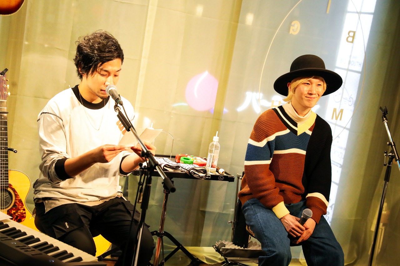 山田の母親からの手紙を読む吉田結威（G, Vo）。（撮影：白石達也）