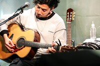 吉田結威（G, Vo）（撮影：白石達也）