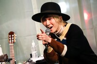 山田義孝（Vo）（撮影：白石達也）