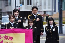 上段左から秋元真夏、城島茂。下段左から新内眞衣、向井地美音、武藤十夢。