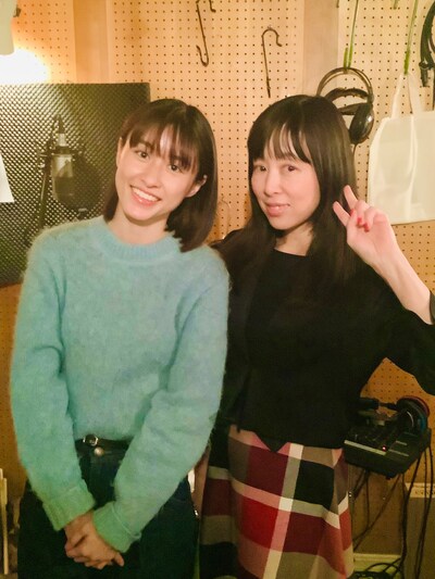 左から加納エミリ、鈴木祥子。