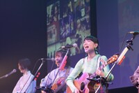 左からCHISA、こんどうゆみか、伊藤汐梨。（撮影：森本優一）