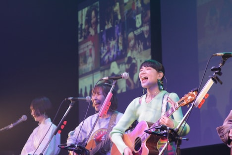 左からCHISA、こんどうゆみか、伊藤汐梨。（撮影：森本優一）