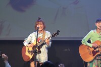 左からこんどうゆみか、伊藤汐梨。（撮影：森本優一）