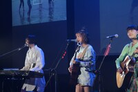 左からCHISA、こんどうゆみか、伊藤汐梨。（撮影：森本優一）