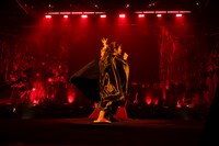 「冒険隊 〜森の勇者〜」を歌う眉村ちあき。