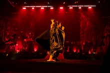 「冒険隊 〜森の勇者〜」を歌う眉村ちあき。