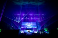 「マーメイドボーイ」を歌う眉村ちあき。