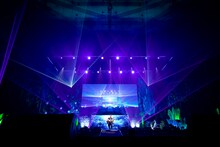 「マーメイドボーイ」を歌う眉村ちあき。