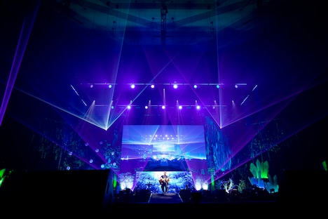 「マーメイドボーイ」を歌う眉村ちあき。