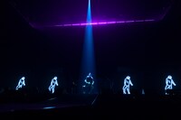 「おばあちゃんがサイドスロー」を披露する眉村ちあき。