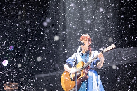 「36.8℃」を歌う眉村ちあき。