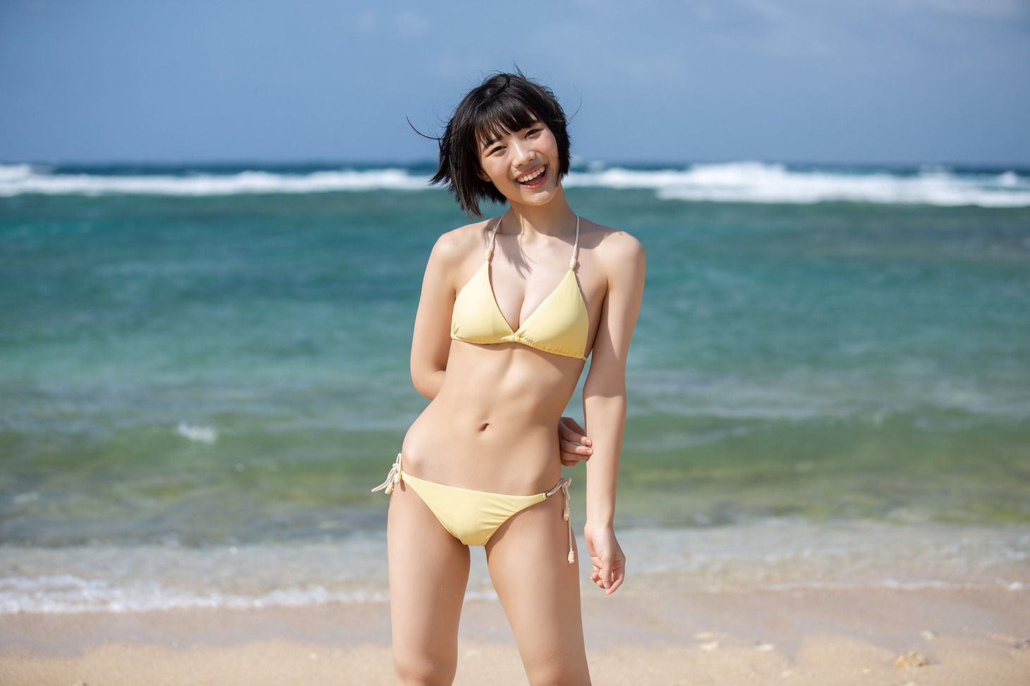 的場華鈴の1stソロ写真集「太陽の向こう側」より。