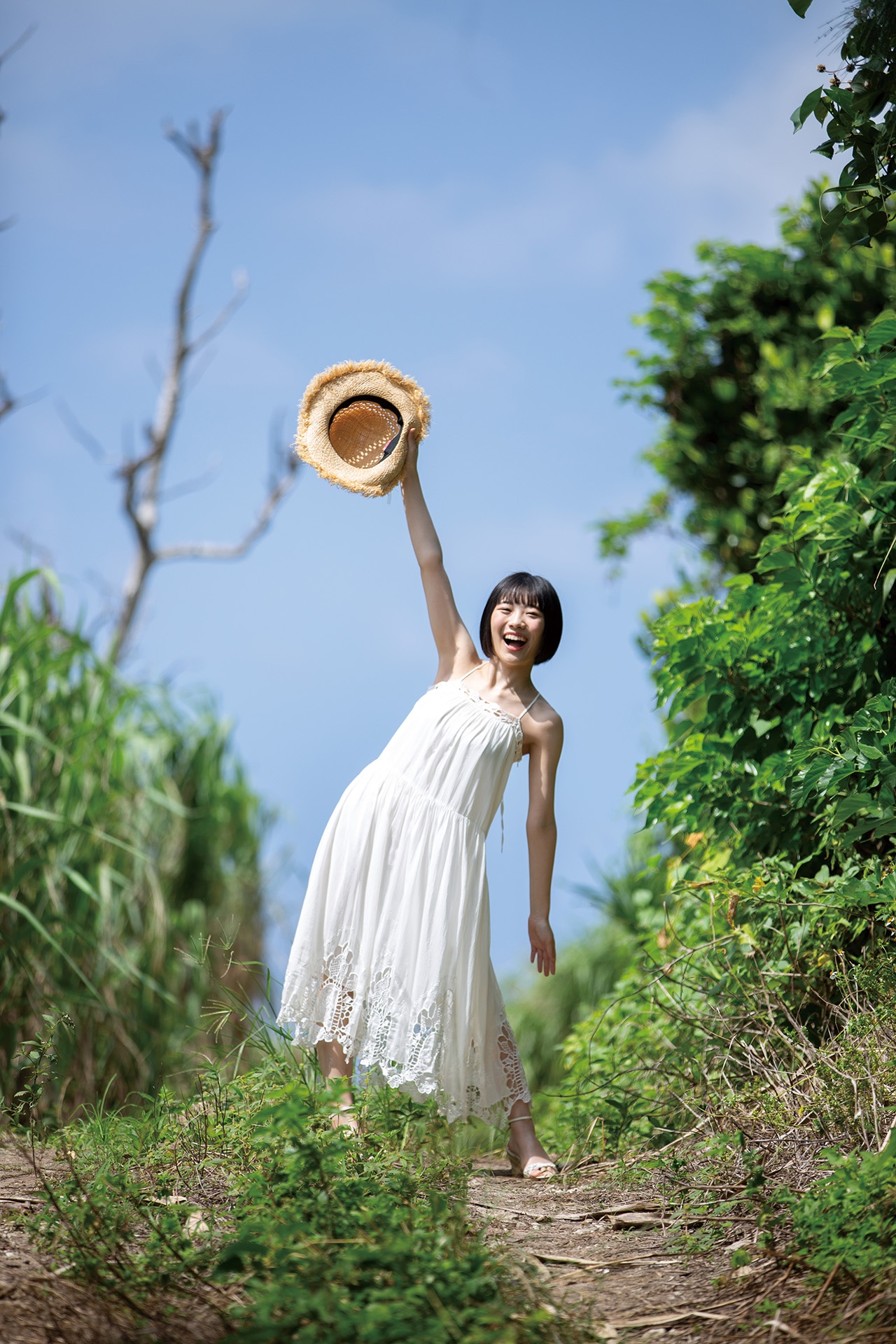 的場華鈴の1stソロ写真集「太陽の向こう側」より。