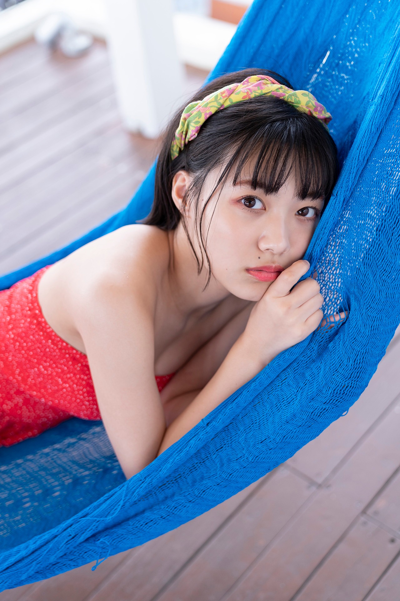 的場華鈴の1stソロ写真集「太陽の向こう側」より。