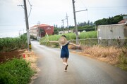 的場華鈴の1stソロ写真集「太陽の向こう側」より。