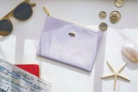 「ゼクシィ海外ウエディング 2021 Spring & Summer」に付属するレザー調ポーチ。