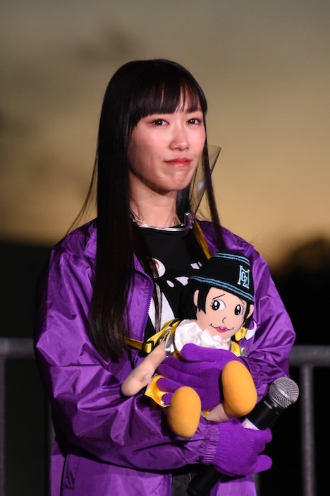 玉井さん人形を抱く高城れに。