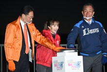 花火の発射ボタンを押す百田夏菜子（中央）。