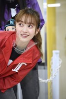 展示を覗き込む百田夏菜子。