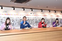 カフェメニューの試食の様子。