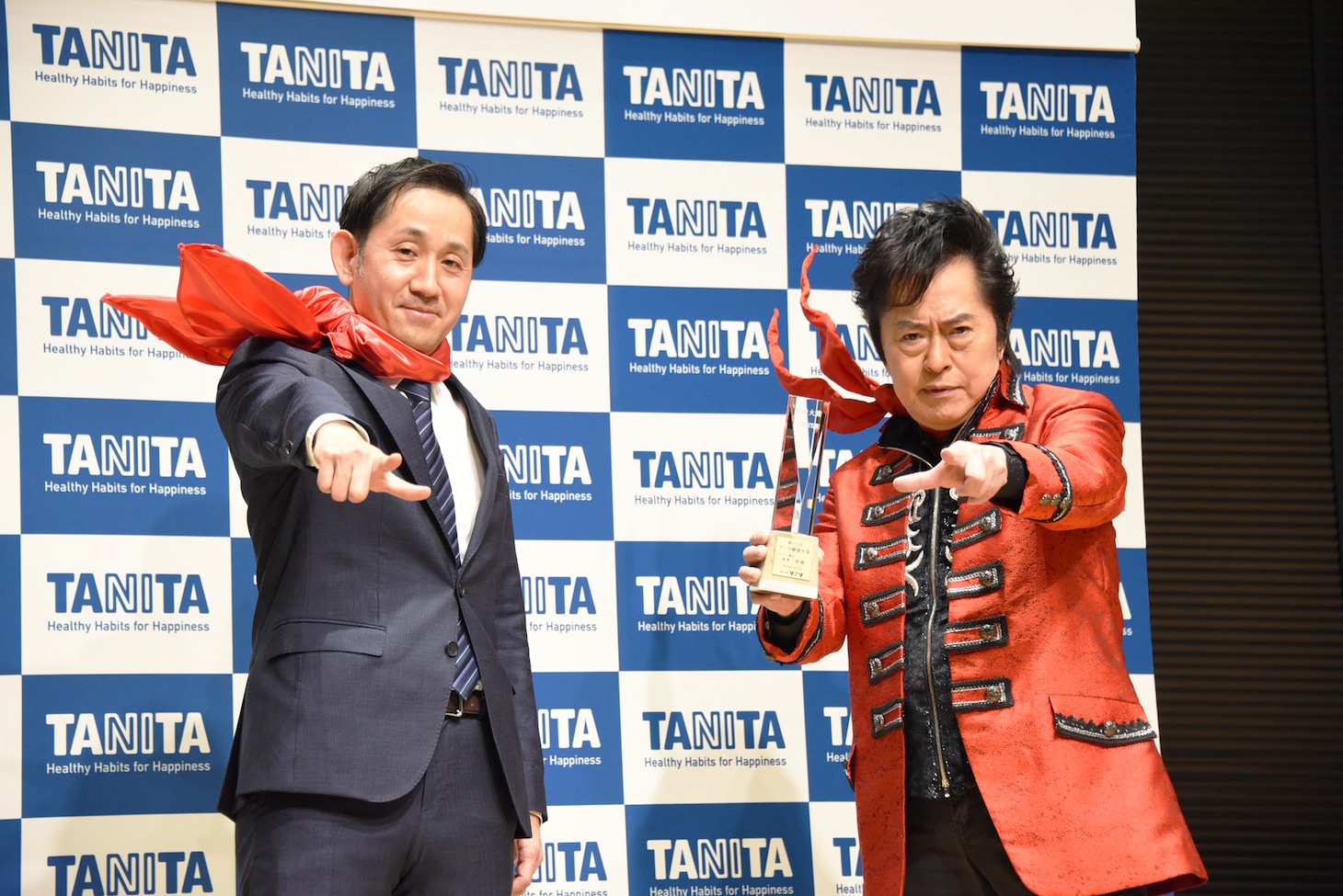 左から谷田千里氏、水木一郎。