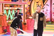 すねを打たれながら歌う瑛人。(c)TBS