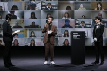 表彰式に参加する瑛人。（写真提供：LINE NEWS Presents「NEWS AWARDS 2020」）