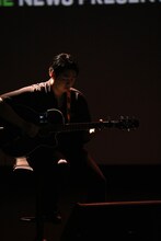 瑛人と「香水」をパフォーマンする小野寺淳之介（G）。（写真提供：LINE NEWS Presents「NEWS AWARDS 2020」）