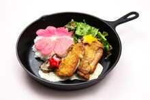 佐々木彩夏プロデュース「あーりんのこだわり▽ ぱりぱりチキンプレート トリュフソースましましで▽」（▽はハートマーク）