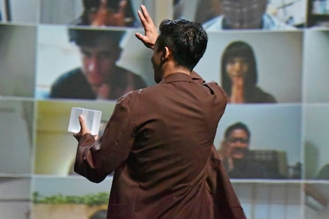 イベントに参加したファンに手を振る瑛人。