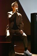 「香水」を歌唱する瑛人。