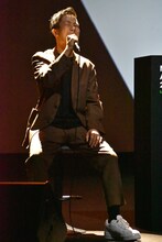 「香水」を歌唱する瑛人。