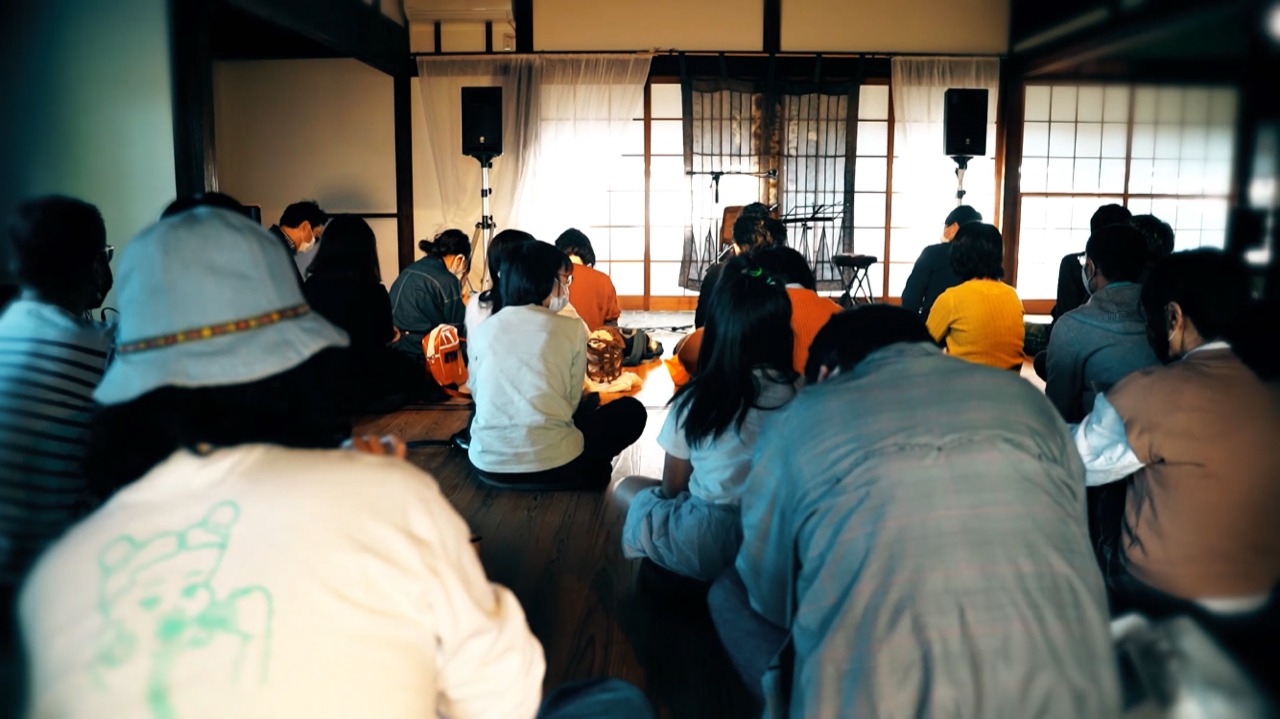 「“カレーと珈琲と音楽と Vol. 1”曽我部恵一弾き語りコンサート」より。