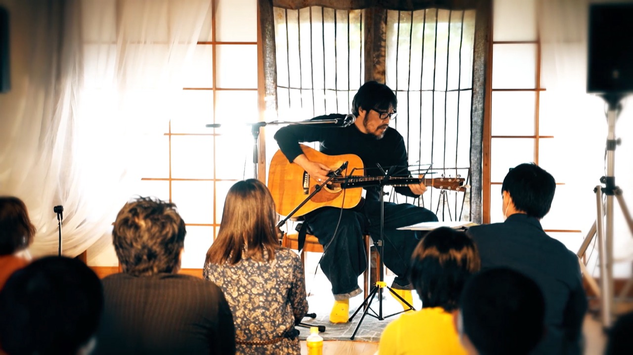 「“カレーと珈琲と音楽と Vol. 1”曽我部恵一弾き語りコンサート」より。