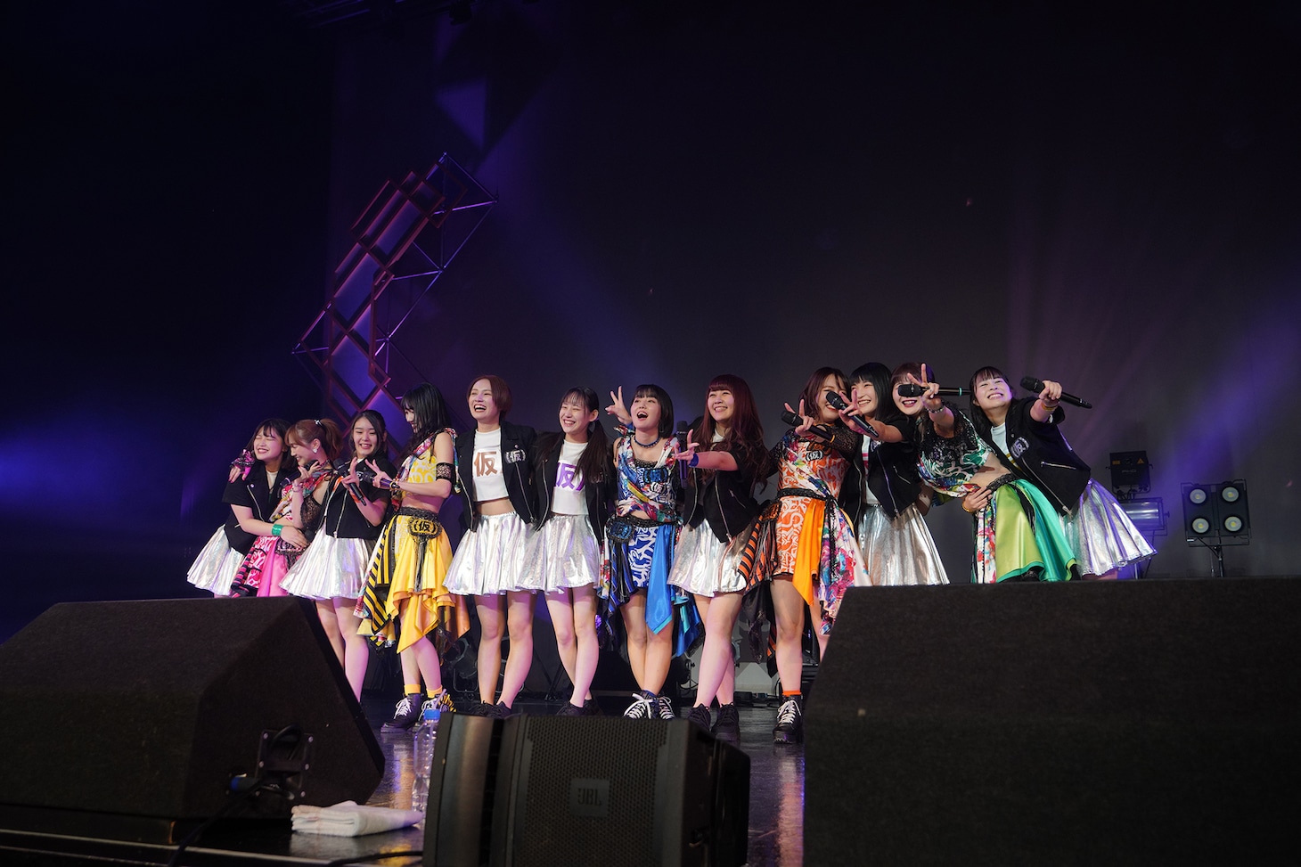 12人で「FOREVER YOUNG」を披露するアップアップガールズ（仮）。（提供：YU-Mエンターテインメント）
