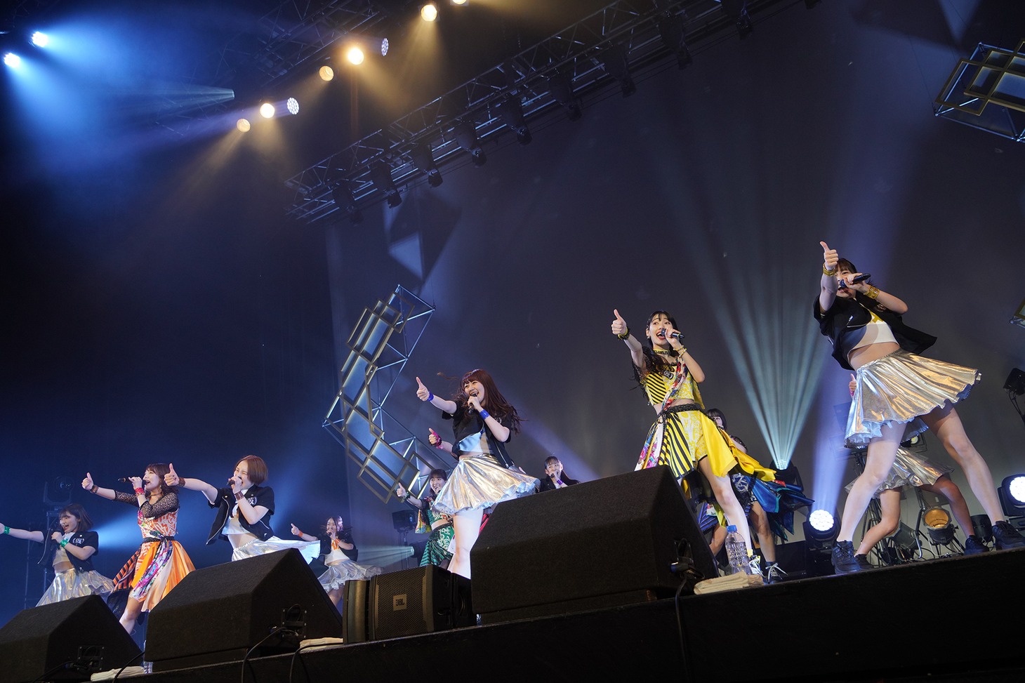 12人で「FOREVER YOUNG」を披露するアップアップガールズ（仮）。（提供：YU-Mエンターテインメント）