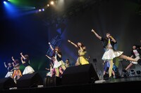 12人で「FOREVER YOUNG」を披露するアップアップガールズ（仮）。（提供：YU-Mエンターテインメント）