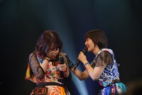 左から関根梓、新井愛瞳。（提供：YU-Mエンターテインメント）