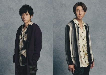 左から嵐の二宮和也、相葉雅紀。