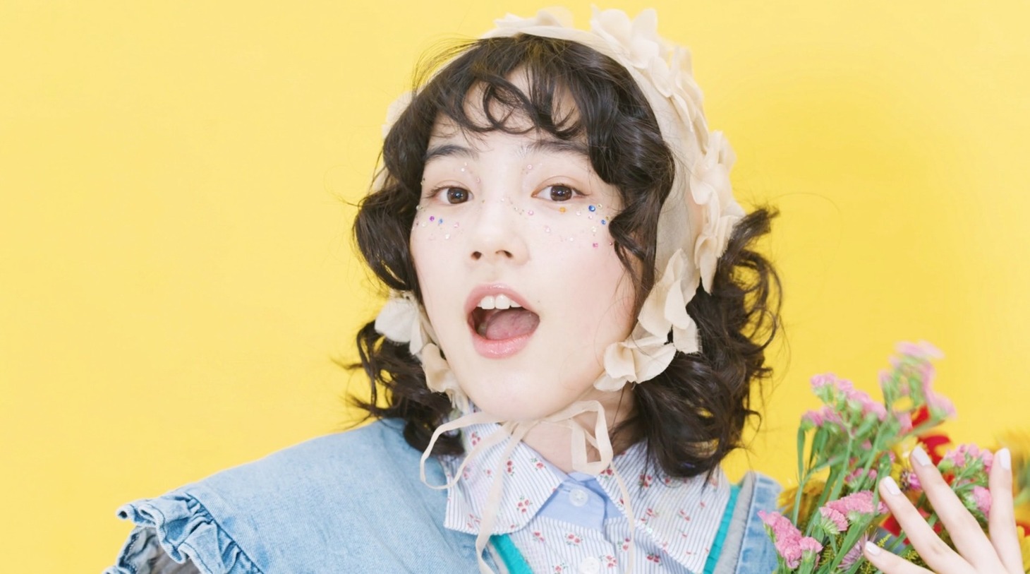 のん「ナマイキにスカート」ミュージックビデオより。