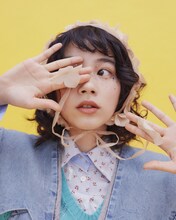 のん「ナマイキにスカート」撮影中カット