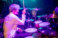 ナカヤマシンペイ（Dr）（Photo by Viola Kam［V'z Twinkle］）