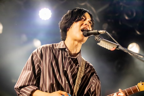 ホリエアツシ（Vo, G, Piano）（Photo by Viola Kam［V'z Twinkle］）