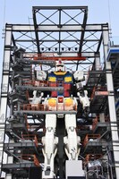 GUNDAM-DOCKに格納されたガンダム。